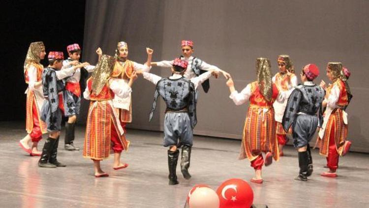 Suriyeli öğrenciler İstiklal Marşını okudu, zeybek oynayıp, türkü söyledi