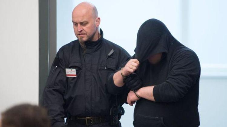Almanyada 8 aşırı sağcı, göçmenlere saldırıdan hapse mahkum oldu