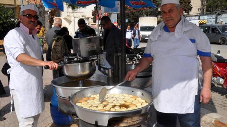 İzmirli hayırsever Reyhanlı’da lokma tatlısı dağıttı