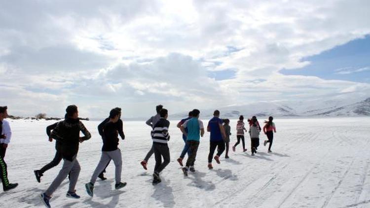 Buzla kaplı Çıldır Gölünün üzerinde milli takıma sporcular yetiştiriyor