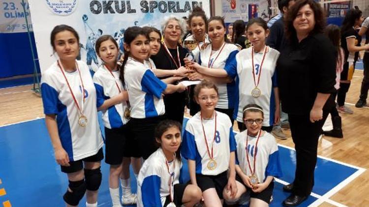 Lokman Hekim, voleybol takımı Türkiye şampiyonu oldu