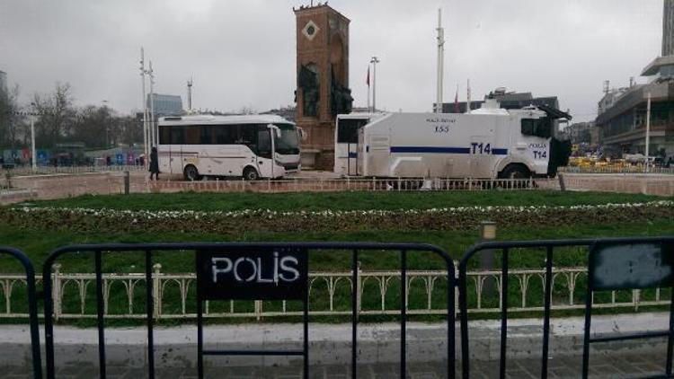 Taksim Cumhuriyet Anıtının çevresi polis tarafından kapatıldı