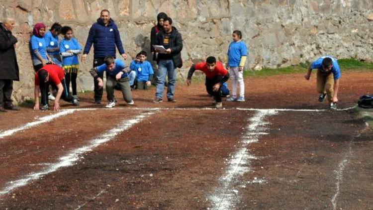 Bitlis’te özel sporcular kıyasıya yarıştı