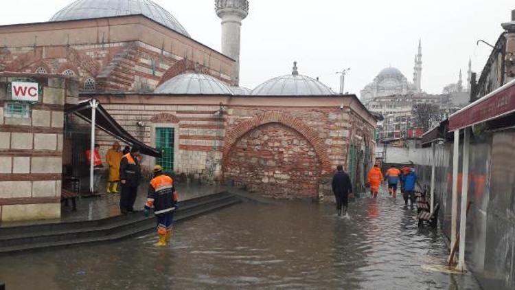 Yağmur yağdı;Tarihi caminin bahçesine yine su doldu