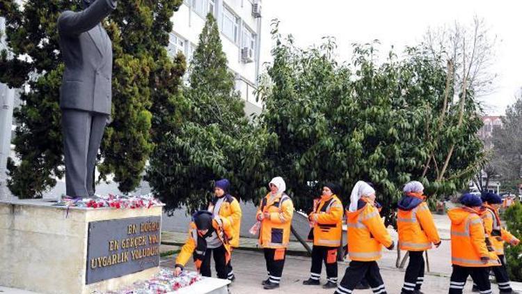 Temizlikçi kadınlardan Atatürk Anıtına karanfil