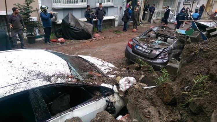 Ek fotoğraflar // Cihangirde istinat duvarı çöktü,  3 araç hasar gördü