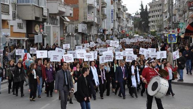 Kuşadasında kadınlar hakları için yürüdü