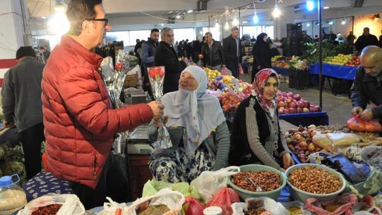 Pazarcı kadınlara çiçek