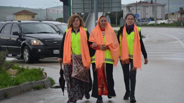 Çocuk istismarı, kadına şiddet ve doğa için yürüyen 3 kadın Bandırmada