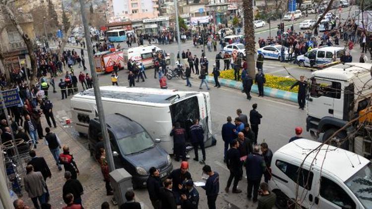 Üniversitelileri taşıyan servis midibüsü devrildi: 21 yaralı (2) - Yeniden