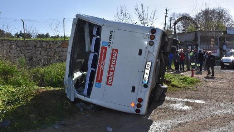 Didemde yolcu midibüsü devrildi: 12 yaralı