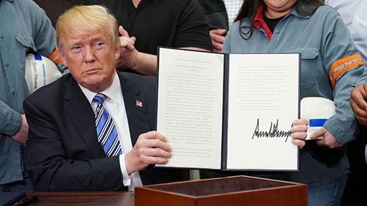 Trump imzaladı Tüm dünyanın gözü oradaydı...