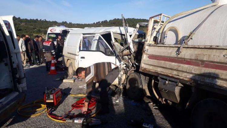 İşçi minibüsü ile süt kamyoneti çarpıştı: 1 ölü, 9 yaralı