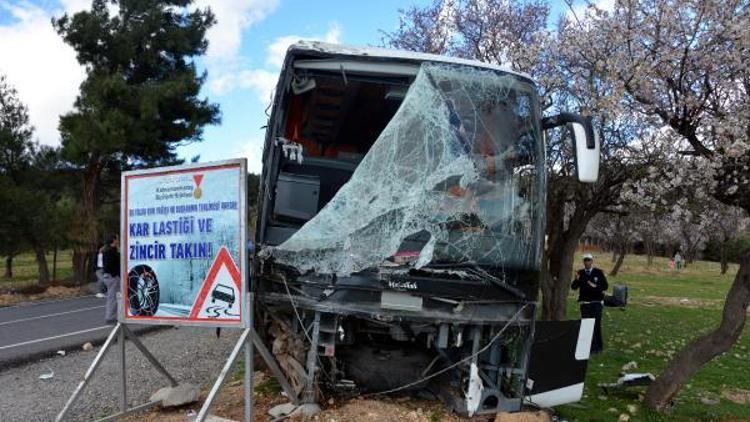Kayak merkezinden dönen liselileri taşıyan otobüs kaza yaptı: 20 yaralı/ Ek fotoğaflar