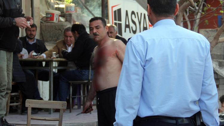 Hem kendini kesti hem Türk kahvesi içti Vatandaşlar kağıt oynayarak izledi