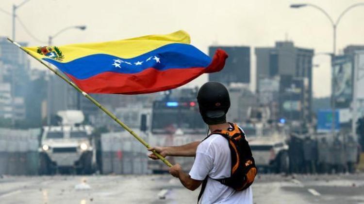 Moodys Venezuelanın kredi notunu düşürdü