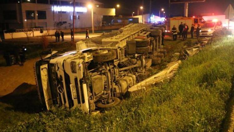 Buğday yüklü TIR devrildi; sürücü yaralandı