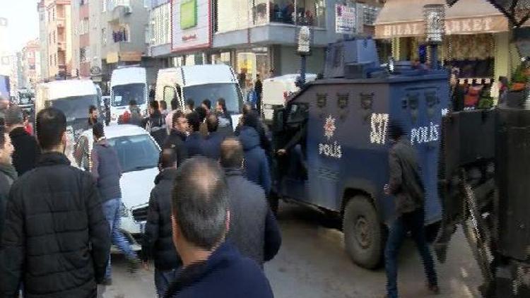 Ek Fotoğraflarla Geniş Haber// Bağcılarda pazarcılara biber gazı ve tazyikli suyla müdahale