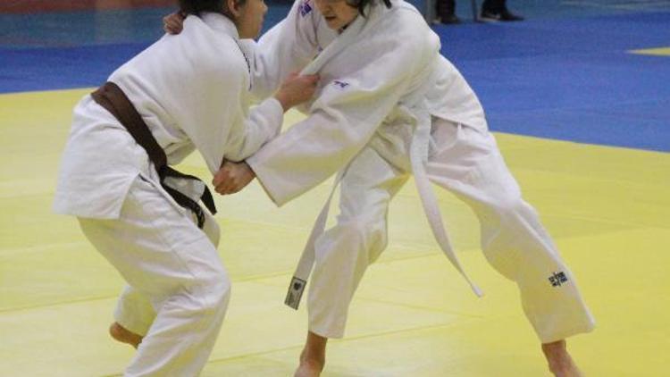 Burdurda judo grup müsabakaları başladı