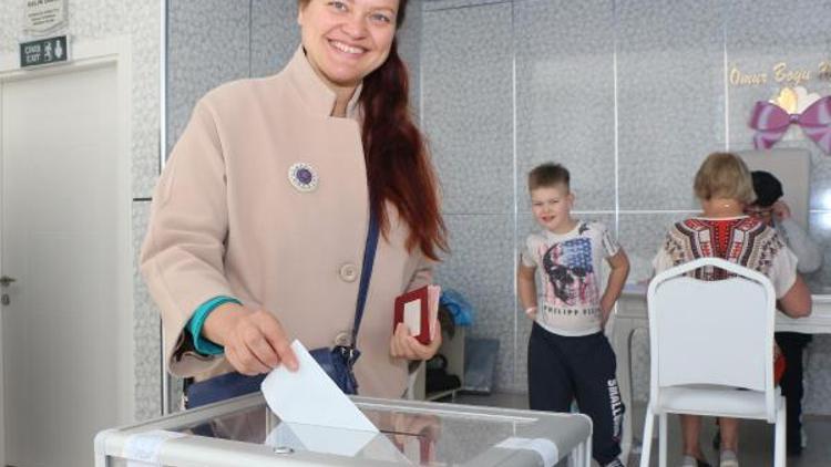 Kemerde Ruslar, ülkelerindeki başkanlık seçimi için oy kulandı