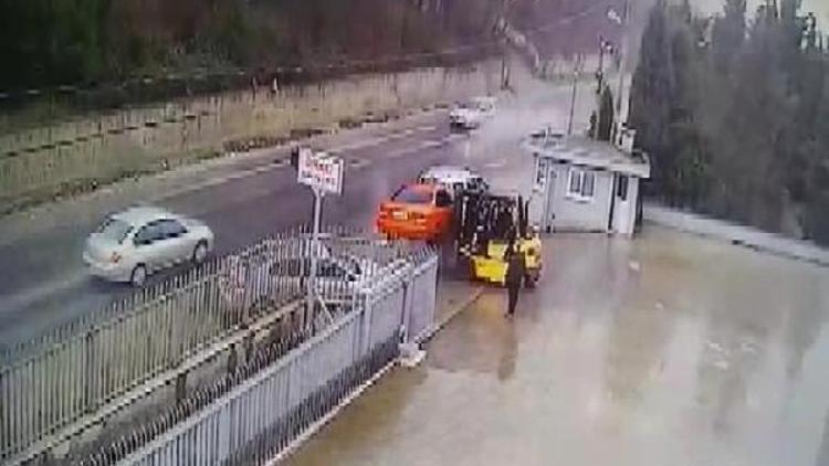 (ek fotoğraflar) - Patron çıldırdı... Araçları forkliftle yola böyle  fırlattı