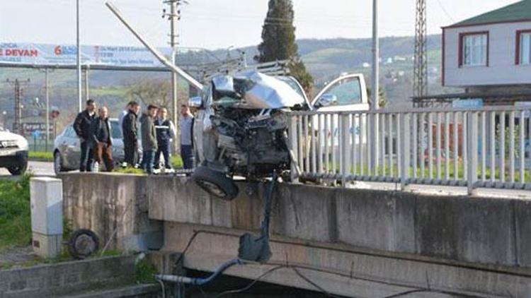 Dehşete düşüren kaza Korkulukta asılı kaldı…