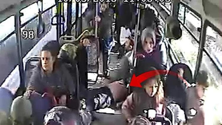 Halk otobüsünde panik anları: Bir anda yere yığıldı