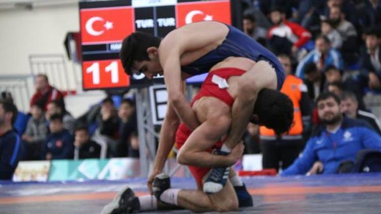 U23 Türkiye Serbest Güreş Şampiyonası Erzurumda devam ediyor