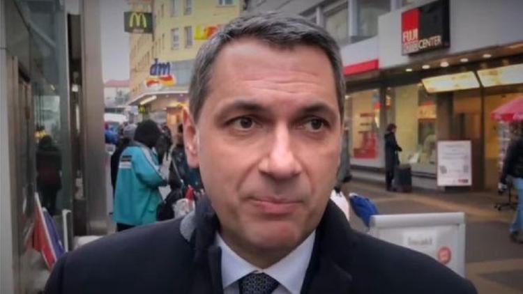 Macar bakandan Türklerin mahallesinde gezdi... Irkçı video çekti