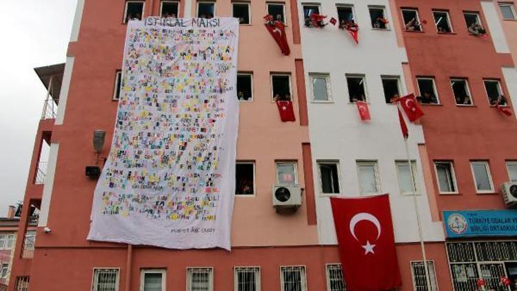 İstiklal Marşının 10 kıtasını kumaş harflerle yazdılar