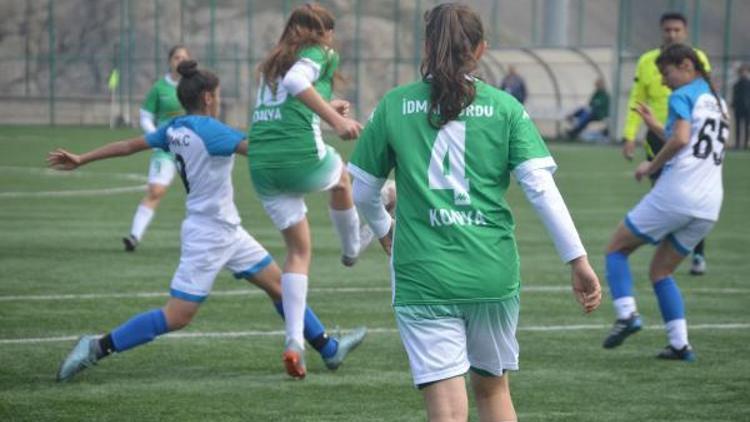 Mehmetçik tezahürat yaptı, Hakkarili kızlar gol yağdırdı