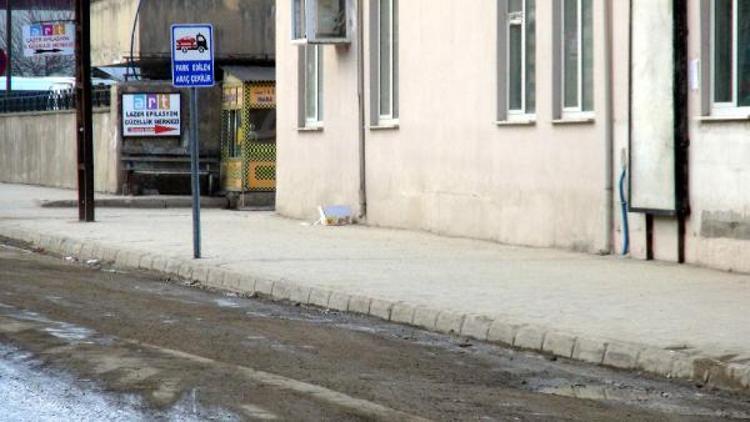 Yüksekovada cami duvarı dibine bırakılan şüpheli paket fünyeyle patlatıldı