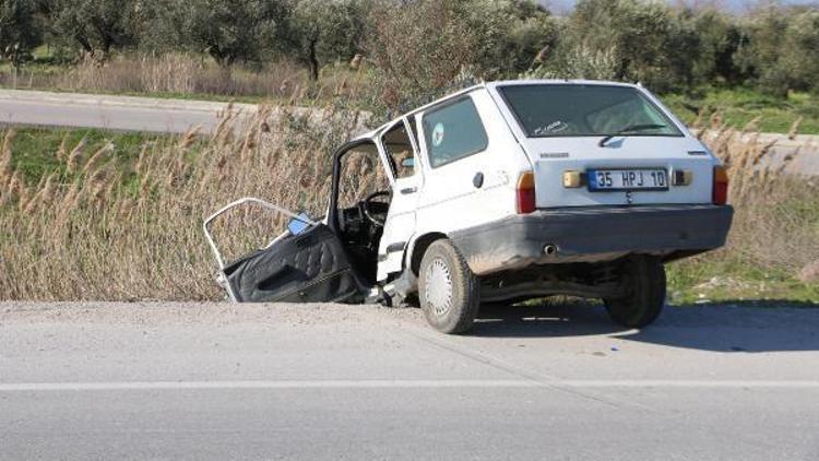 İzmirde iki otomobil çarpıştı: 1 ölü, 2 yaralı