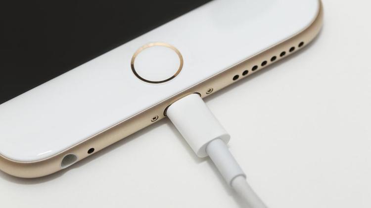 Apple iPhoneların şarj kablosunu değiştiriyor