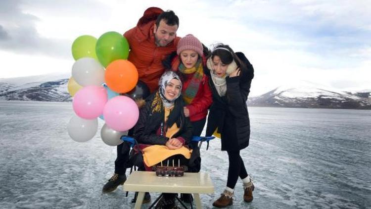 Çıldır Gölünün buzlu yüzeyinde doğum günü kutlaması