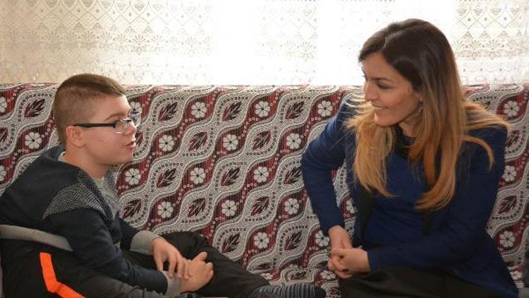 Niğde Valisinin Eşinden kas hastası gence moral ziyareti