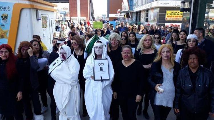 Kadınlardan kefenli, tabutlu şiddet protestosu