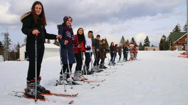 Üniversite öğrencilerine, Genya Dağı zirvesinde uygulamalı kayak dersi