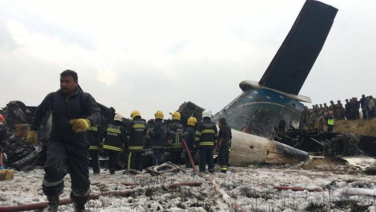 Son dakika... Nepalde yolcu uçağı düştü