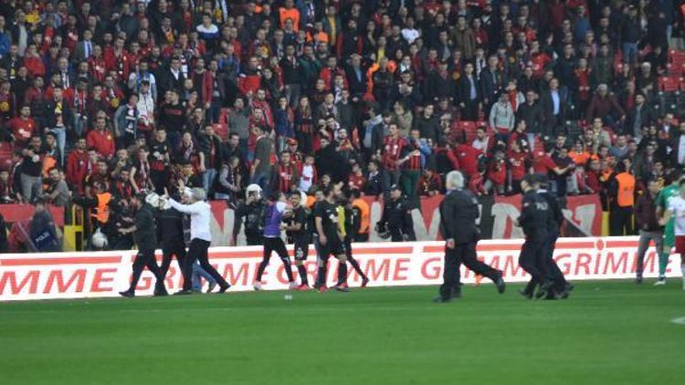 Eskişehirsporlu taraftar sahaya inerek Altınordulu futbolcuya saldırdı (FOTOĞRAFLAR)