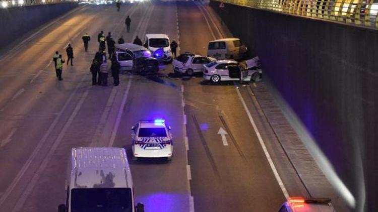 Alkollü sürücü zincirleme kazaya yol açtı: 3ü polis 7 kişi yaralandı