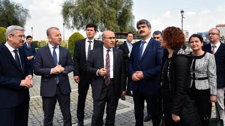 Vali Demirtaş, tarihi Kız Lisesinde incelemelerde bulundu