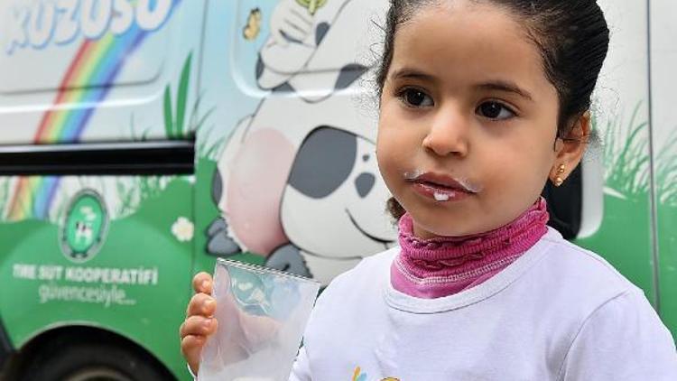 İzmirde Suriyeli çocuklara süt dağıtımına başlandı