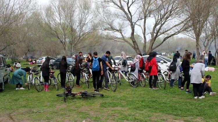 Bisiklet kulübü üyesi gençler, doğa temizliği yaptı