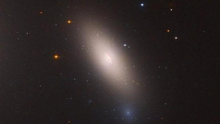 Hubble, Perse Takımyıldızındaki kalıntı galaksiyi görüntüledi