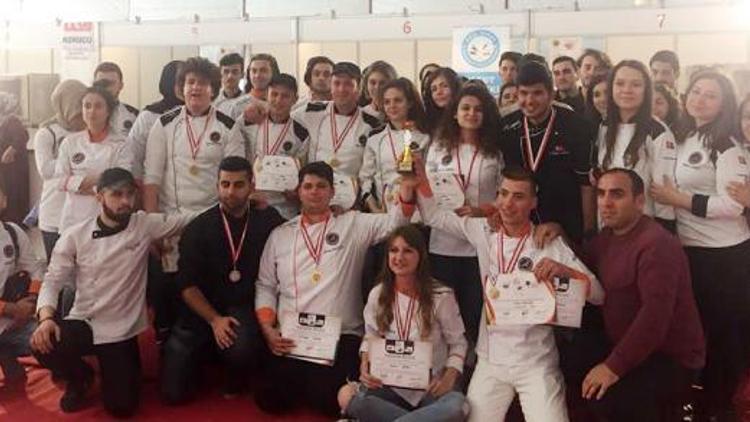 AÜlü öğrenciler 12 madalya kazandı