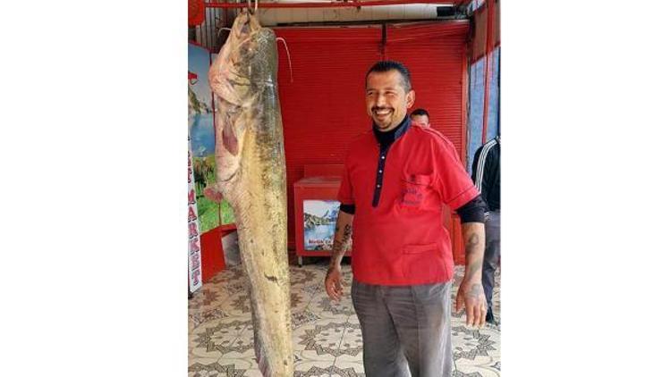 Oltasına 45 kiloluk yayın balığı takıldı