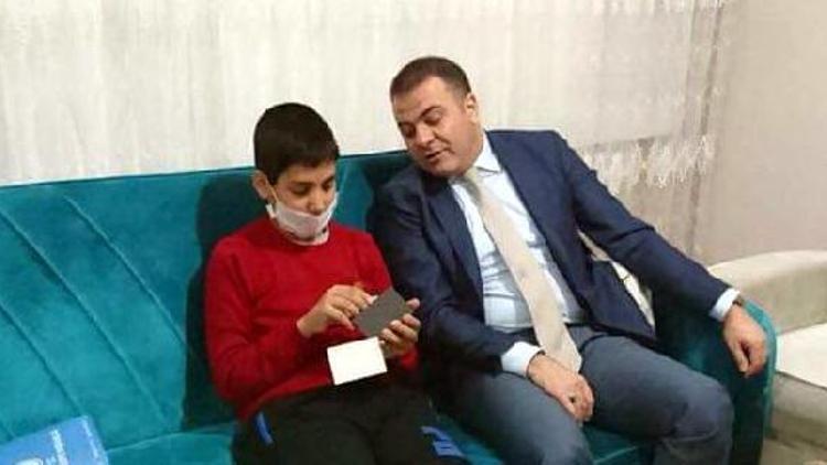 Erciş Kaymakamı Yaşar lösemi hastası Furkanı evinde ziyaret etti