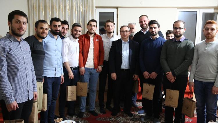 TÜ Rektörü Tabakoğlu, öğrencilerin davetini kabul etti