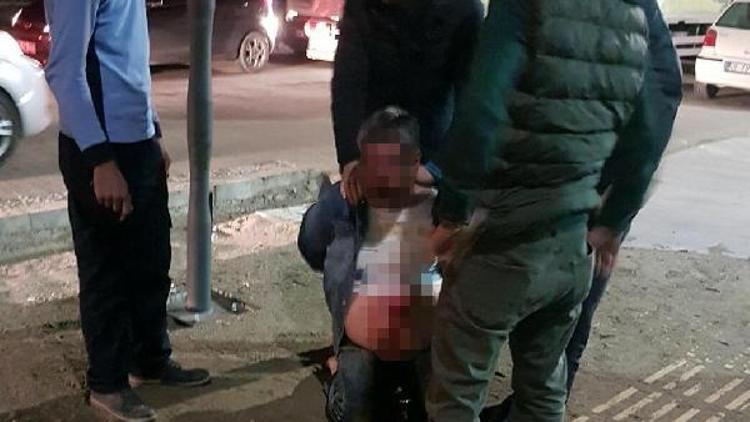 2 yaşındaki kızına göz kırpan kişiyi, taciz iddiasıyla dövdü